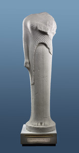 Cheramyes-Kore, um 570–560 v. Chr., aus dem Heraion von Samos. Die Inschrift verläuft vertikal und parallel zum Saum des unter den Gürtel geschobenen Umhangs Abgusssammlung Heidelberg)