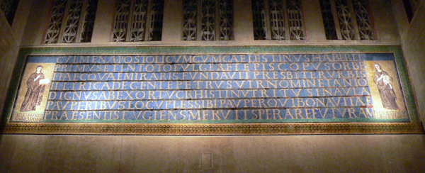 In Mosaik ausgeführte Bauinschrift der Kirche Santa Sabina, Rom, die an die Gründung des Baus unter Papst Coelestin I. (422–432) durch den Presbyter Petrus erinnert. Wirkung bei Nacht (Foto: Sebastian Watta).
