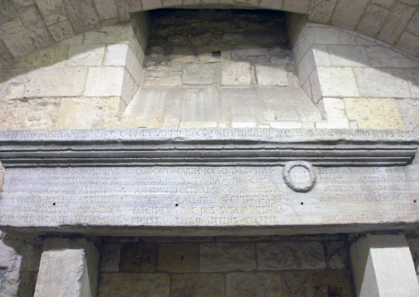 Bauinschrift des Bischofs Rusticus auf dem Portalsturz der in den Jahren 441-445 wieder aufgebauten Kathedrale von Narbonne (Foto: Christian Witschel). 